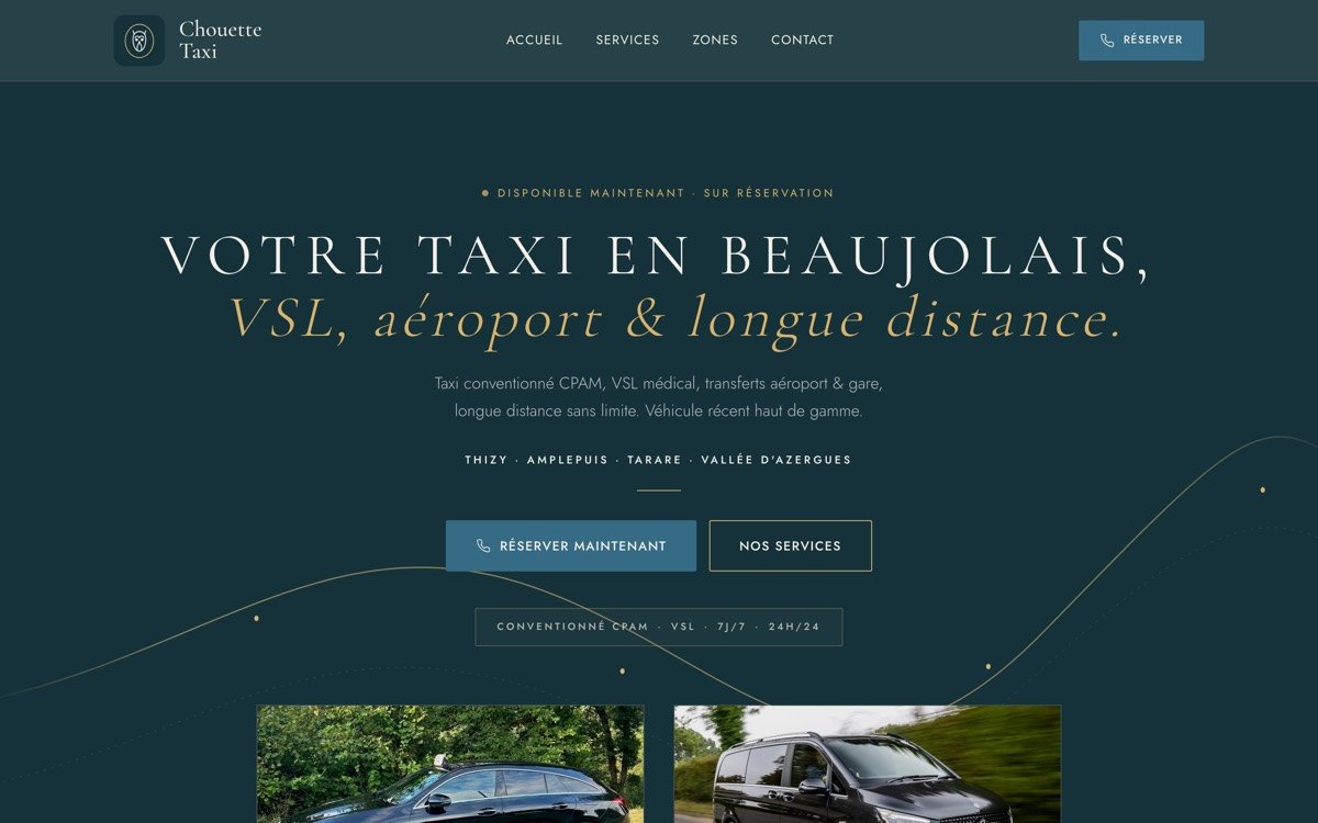 Page d'accueil du site Chouette Taxi en Beaujolais, typographie claire sur fond vert profond